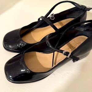 Patent leather short block heel Mary janes! Schutz brand